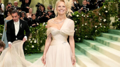 Photo of At 56, Pamela Anderson’s minimal makeup look at the Met Gala sparks debate – “Looks older than her age”
