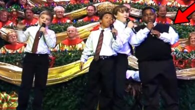 Photo of Four boys singing in church is the funniest thing I’ve seen. Keep your eyes on the boy in the vest…